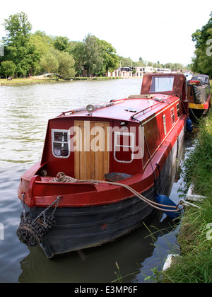 Canal Boat con college boathouses in background, il fiume Tamigi, Oxford, Regno Unito Foto Stock