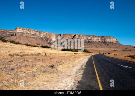 Curva strada rurale con vista panoramica delle montagne Foto Stock