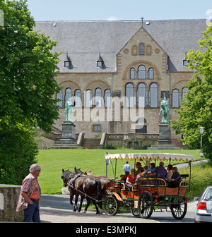 Carrozza a cavallo di fronte Kaiserpfalz, Goslar, Montagne Harz, Bassa Sassonia, Germania Foto Stock