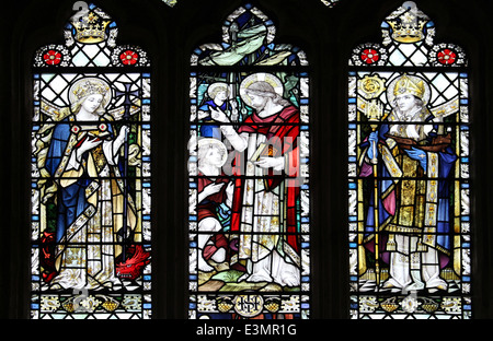 Vetrata di St Margaret il grado che ho elencato la medievale chiesa parrocchiale di Cley-next-Mare, Norfolk, Regno Unito Foto Stock