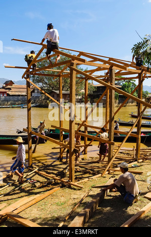 I lavori di costruzione, Nyaung Shwe, Myanmar, Asia Foto Stock