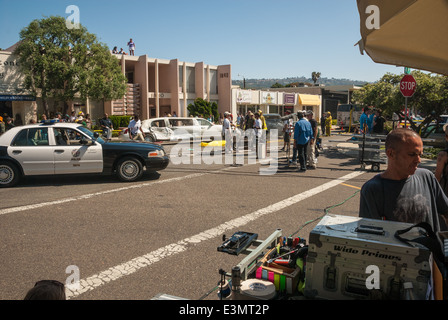 Scena di produzione cinematografica a Redondo Beach, California, di incidente in limousine con troupe cinematografiche, attori e attrice per la popolare serie televisiva del 90210. (USA) Foto Stock