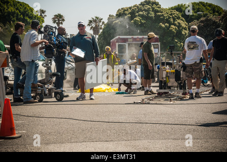 Scena di produzione cinematografica all'aperto a Redondo Beach, California, di incidente in limousine per serie televisive popolari. (USA) Foto Stock