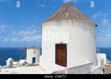 Vecchi Mulini a vento in Oia - Santorini Island, Grecia. Foto Stock