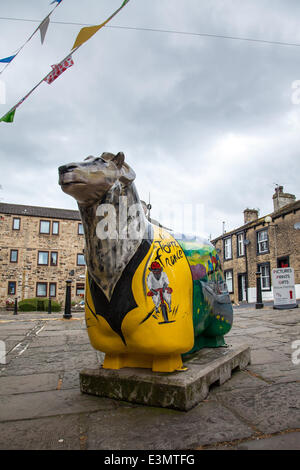 Decorate pecora statua in Skipton, Yorkshire Dales National Park, Regno Unito. Il 25 giugno 2014. Pecore, biciclette e Bunting come Yorkshire si prepara per le Tour de France da decorare il percorso con moto gialla e banner come le aziende hanno una marcia in più per la più grande corsa ciclistica - il Tour de France. Foto Stock