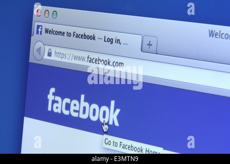 Facebook homepage su schermo di un monitor. Facebook è il più grande del mondo di social network Foto Stock