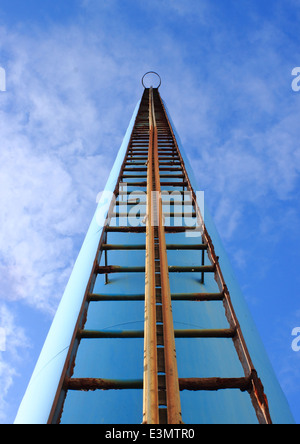 Strano scalinata verso il cielo va su un camino Foto Stock