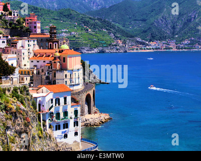 Bellissimo villaggio di Atrani lungo la Costiera Amalfitana, Italia Foto Stock