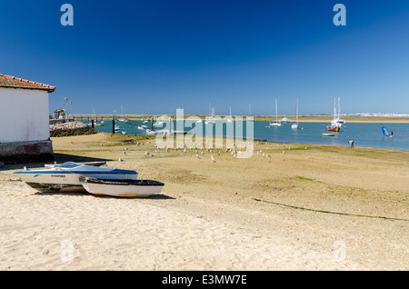 Spiaggia di sabbia sulla riva della Ribeira de Odiaxre in Algarvian città di pescatori di Alvor Foto Stock