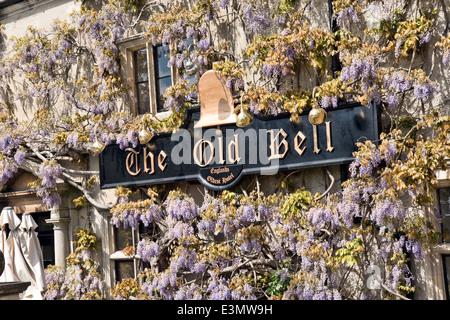 Il segno della Old Bell hotel a Malmesbury, Wiltshire, Regno Unito. La più antica opera continuamente Hotel in Inghilterra Foto Stock