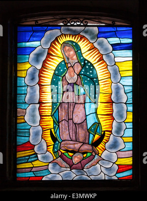 Il vetro macchiato Virgen de Guadalupe in Templo de las Rosas, Morelia, Michoacan, Messico. Foto Stock