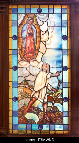 Il vetro macchiato il rendering della Vergine di Guadalupe e Juan Diego, Messico. Foto Stock
