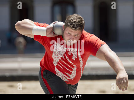 Giugno 24, 2014 - Sacramento, California, Stati Uniti d'America - Joe pratiche Covacs gettando il colpo messo sul lato ovest del Campidoglio il Martedì, 24 giugno 2014 a Sacramento, California.Il maschile e femminile colpo messo finale avrà luogo mercoledì, il primo giorno del usa la via e il campo campionati..Il concorso si sposta quindi a sac Membro da giovedì a domenica. (Credito Immagine: © Randy Pench/Sacramento Bee/ZUMAPRESS.com) Foto Stock