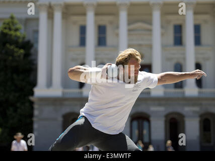 Giugno 24, 2014 - Sacramento, California, Stati Uniti d'America - Eric pratiche Werskey gettando il colpo messo sul lato ovest del Campidoglio il Martedì, 24 giugno 2014 a Sacramento, California.Il maschile e femminile colpo messo finale avrà luogo mercoledì, il primo giorno del usa la via e il campo campionati..Il concorso si sposta quindi a sac Membro da giovedì a domenica. (Credito Immagine: © Randy Pench/Sacramento Bee/ZUMAPRESS.com) Foto Stock