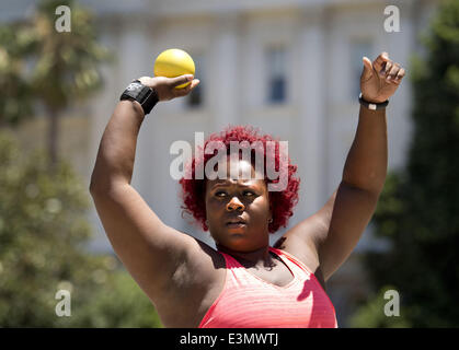 Giugno 24, 2014 - Sacramento, California, Stati Uniti d'America - Michelle Carter si prepara a lanciare il colpo messo durante una sessione di prove libere sul lato ovest del Campidoglio il Martedì, 24 giugno 2014 a Sacramento, California.Il maschile e femminile colpo messo finale avrà luogo mercoledì, il primo giorno del usa la via e il campo campionati..Il concorso si sposta quindi a sac Membro da giovedì a domenica. (Credito Immagine: © Randy Pench/Sacramento Bee/ZUMAPRESS.com) Foto Stock