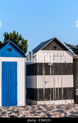 Colorate cabine da spiaggia di Saint-Denis-d'Oléron sull'isola Ile d'oléron Charente Maritime, Francia Foto Stock