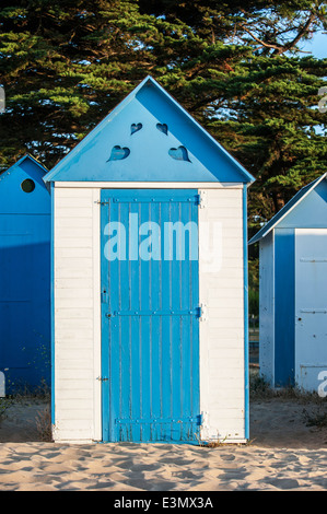 Colorate cabine da spiaggia di Saint-Denis-d'Oléron sull'isola Ile d'oléron Charente Maritime, Francia Foto Stock