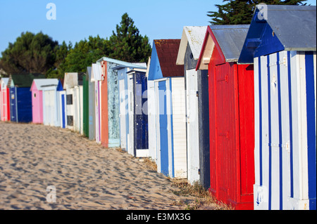 Colorate cabine da spiaggia di Saint-Denis-d'Oléron sull'isola Ile d'oléron Charente Maritime, Francia Foto Stock