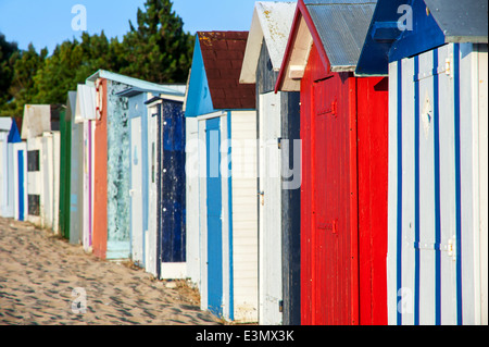 Colorate cabine da spiaggia di Saint-Denis-d'Oléron sull'isola Ile d'oléron Charente Maritime, Francia Foto Stock