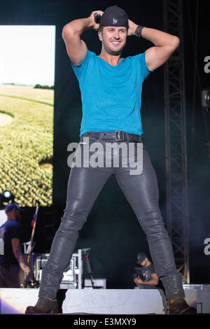 Oshkosh, Wisconsin, Stati Uniti d'America. Il 24 giugno 2014. Paese musicista LUCA BRYAN suona dal vivo al 2014 Paese USA music festival di Oshkosh, Wisconsin © Daniel DeSlover/ZUMAPRESS.com/Alamy Live News Foto Stock