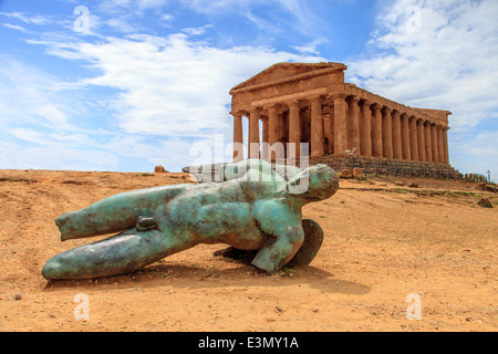 Una grande statua di Icaro nella parte anteriore di un tempio greco nella Valle dei Templi Foto Stock