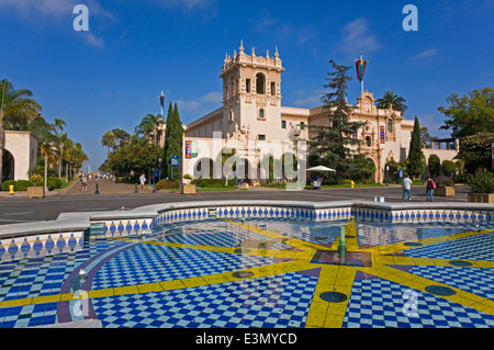 Una fontana di acqua e la casa di accoglienza si trova in Balboa Park - San Diego, California Foto Stock