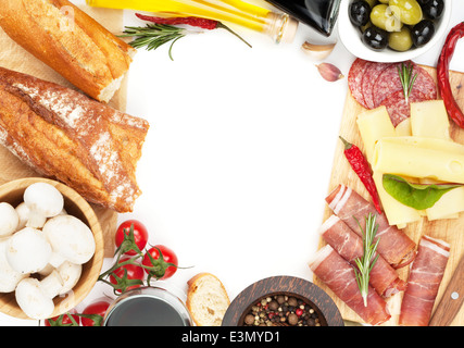 Vino rosso con formaggio, prosciutto, pane, spezie e verdure. Isolato su sfondo bianco con spazio di copia Foto Stock