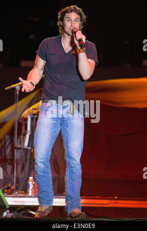 Oshkosh, Wisconsin, Stati Uniti d'America. Il 24 giugno 2014. Musicista Country Joe Nichols suona dal vivo al 2014 Paese USA music festival di Oshkosh, Wisconsin © Daniel DeSlover/ZUMAPRESS.com/Alamy Live News Foto Stock