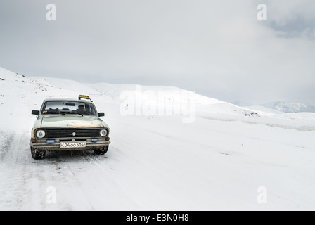 Auto guidando su una strada in inverno in montagna, Armenia Foto Stock