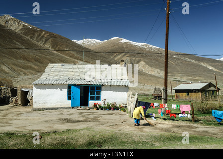 Base in casa nei pressi di Pamir Highway, Tagikistan, Centra Asia Foto Stock