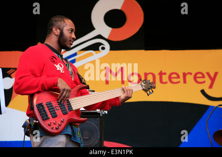 Mike Manson gioca il lettore di base per George Duke al 2009 MONTEREY JAZZ FESTIVAL - California Foto Stock