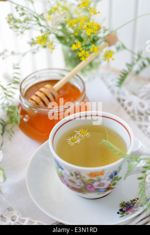 Di fiori selvaggi e tè camomilla Foto Stock