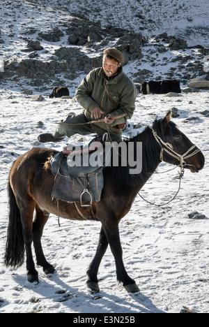 Il mongolo uomo a cavallo. Altai Tavan Bogd Parco Nazionale. La Mongolia. Foto Stock