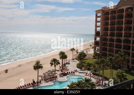 Alba sulle Rocky Point Mexico Resort con piscina nel deserto Foto Stock