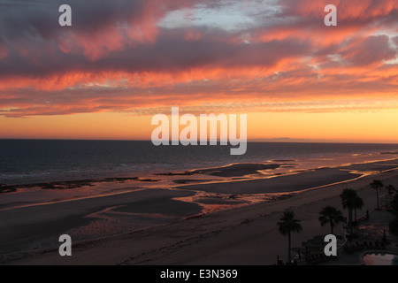 Alba sulle Rocky Point Mexico Resort con piscina nel deserto Foto Stock