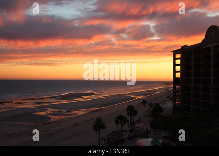 Alba sulle Rocky Point Mexico Resort con piscina nel deserto Foto Stock