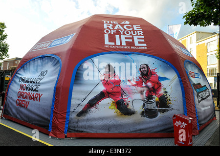 Il giro del mondo Race Clipper volontari equipaggio assunzione tenda, Derry, Londonderry, Irlanda del Nord Foto Stock
