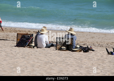 Venditori ambulanti Rocky Point Mexico Resort con piscina nel deserto Foto Stock