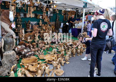 Boscoso scolpite figure in vendita su un mercato all'aperto, Derry, Londonderry, Irlanda del Nord Foto Stock