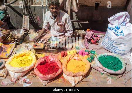 L'uomo vendita di colori nelle strade per la celebrazione di Holi festival. India Foto Stock