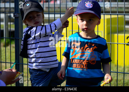 Bambini piccoli in una fiera Foto Stock