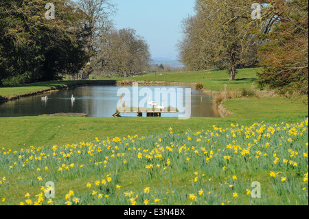The Fountain and Water Garden a Stanway, un tradizionale villaggio inglese nel cuore del Cotswolds, Gloucestershire, Inghilterra Foto Stock
