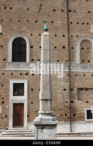 Obelisco Egiziano di fronte a Palazzo Ducale di Urbino, Italia Foto Stock