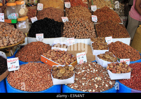 Frutta secca e legumi in un mercato in stallo in Marocco Foto Stock