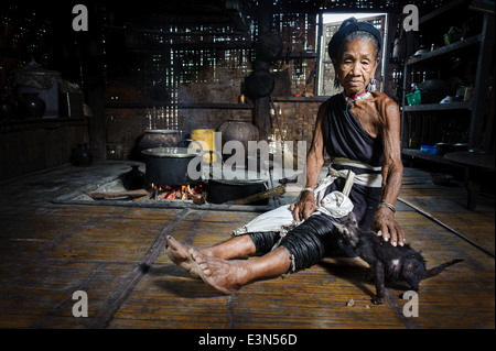 Ritratto su un vecchio Kayah donna con costumi tradizionali nella sua casa, Loikaw area, Myanmar, Asia Foto Stock
