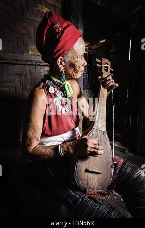 Vecchia donna Kayah giocando una sorta di chitarra, Loikaw area, Myanmar, Asia Foto Stock