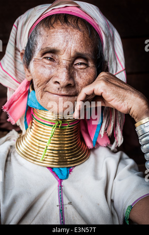 Ritratto di una donna Padaung in casa sua Loikaw area, Myanmar, Asia Foto Stock