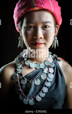 Ritratto su un Kayah donna con costumi tradizionali nella sua casa, Loikaw area, Myanmar, Asia Foto Stock