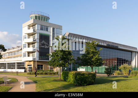 Vecchio Hatfield Airfield prova di volo Hangar e la torre di controllo, ora David Lloyd Palestra e Hotel - Hatfield Business Park - Herts Foto Stock