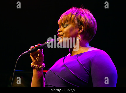 DIANNE REEVES canta su Jimmy Lyons tappa - 2010 MONTEREY JAZZ FESTIVAL, CALIFORNIA Foto Stock